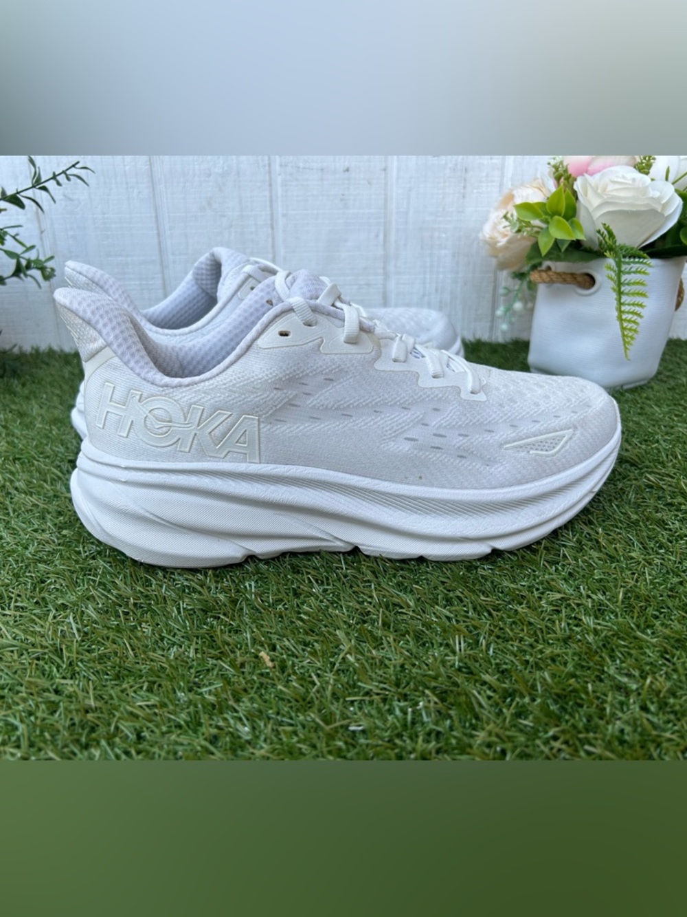 HOKA Clifton 9 EVERYDAY RUNNING women Shoes
size 7.5 White / White gently used - Picture 9 of 16